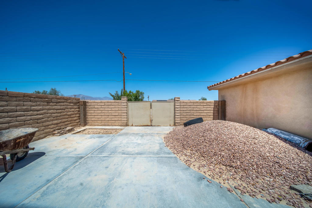 https://media.crmls.org/mediaz/ca8d3f7e-580d-45f7-8439-40a1dbc42b9a.jpg?preset=X-Large