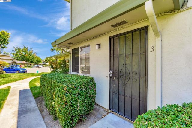 2274 Peacock Pl, Union City CA: https://media.crmls.org/mediaz/ca8f5282-7e34-4cad-86f8-0737c9b6dadf.jpg