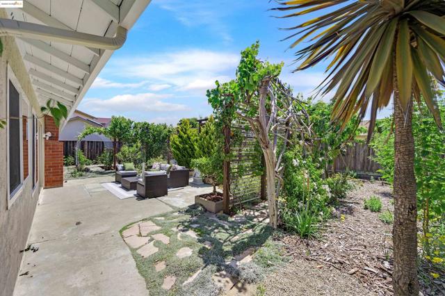 32212 Deborah Dr, Union City CA: https://media.crmls.org/mediaz/ca8fd12d-ccdd-4211-b462-3b86179d04b5.jpg