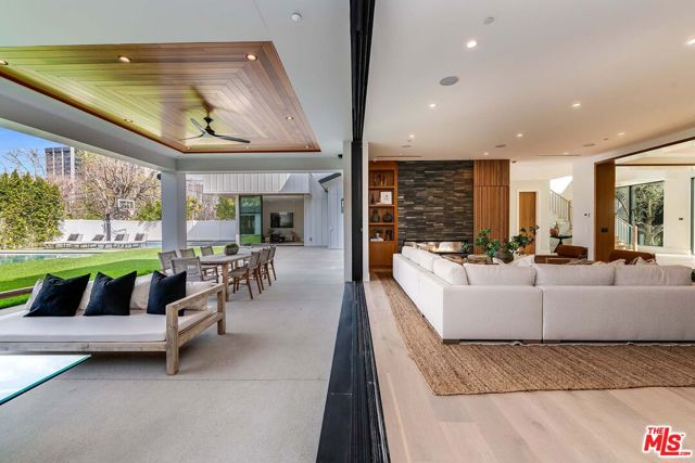 15907 Valley Vista Boulevard, Encino CA: https://media.crmls.org/mediaz/ca904f94-5e90-4f0d-81dd-9990f135eb7b.jpg
