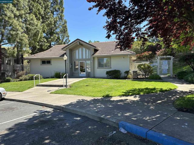 161 Tuscany Ct, Hercules CA: https://media.crmls.org/mediaz/ca9120e2-b03c-435c-8bcd-82d6e916d417.jpg