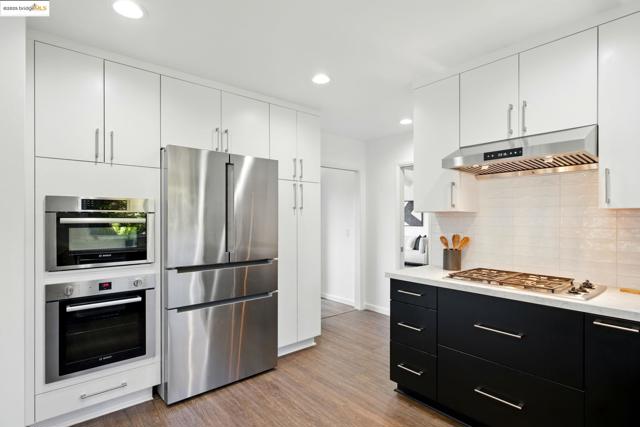 7927 Phaeton Dr, Oakland CA: https://media.crmls.org/mediaz/ca91bb47-3caa-456c-9e91-c618a0ff6678.jpg