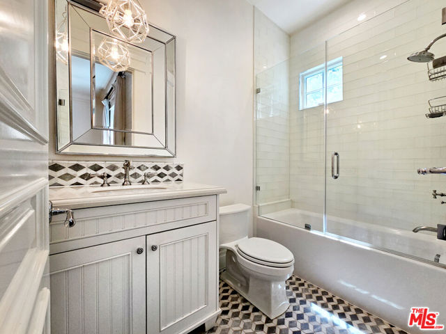 3815 Valley Meadow Road, Encino CA: https://media.crmls.org/mediaz/ca91ee47-fb48-4a40-87d5-91052ebb7a7f.jpg