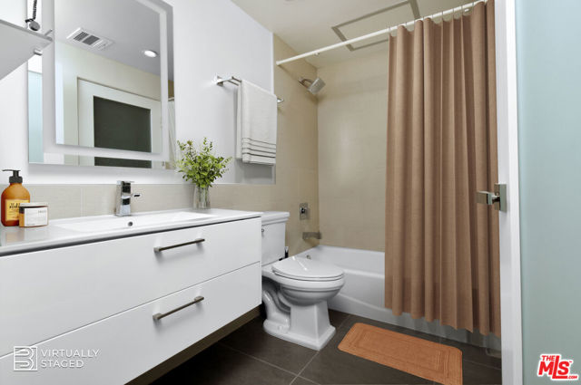 939 S Broadway, Los Angeles CA: https://media.crmls.org/mediaz/ca922a19-bb02-4c5c-9d6f-2b77f02cd606.jpg