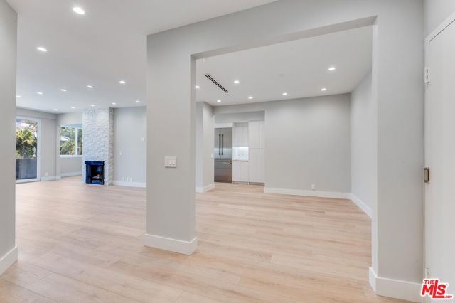 Image 14 of 38 For 1557 Beverly Glen Boulevard 203