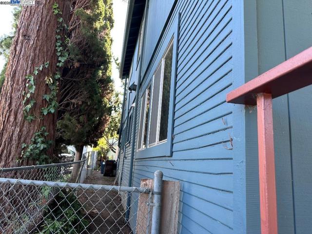 8065 earl st, Oakland CA: https://media.crmls.org/mediaz/ca942ab5-ba00-4bdc-bfd3-b544acc33d69.jpg