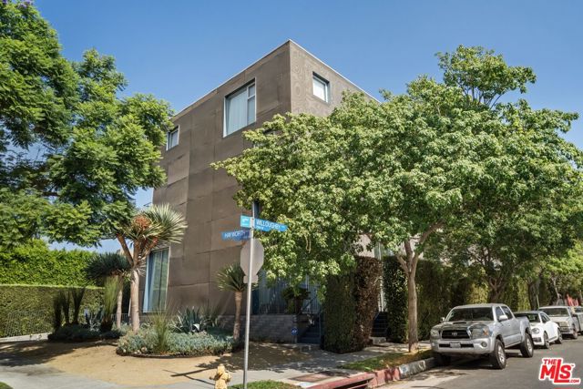 7917 Willoughby Avenue, Los Angeles CA: https://media.crmls.org/mediaz/ca95bd07-f540-420a-ba00-19181bafdc58.jpg