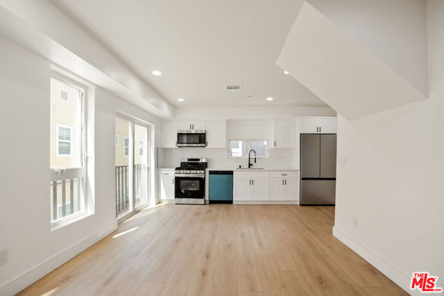 1615 2nd Avenue, Los Angeles CA: https://media.crmls.org/mediaz/ca95bd3c-6c7c-4792-97d3-c309b1613dad.jpg