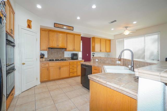 5018 Southport Ct, Antioch CA: https://media.crmls.org/mediaz/ca988725-31d1-4775-93e4-b408cc273e67.jpg