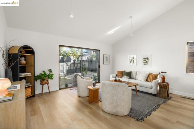 568 Vistamont Ave, Berkeley CA: https://media.crmls.org/mediaz/ca98d807-a622-452e-aff6-cca8099abe6c.jpg