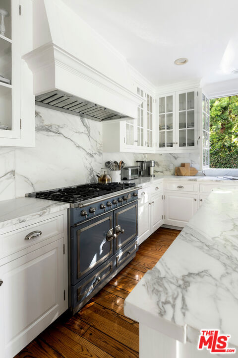 615 Trenton Drive, Beverly Hills CA: https://media.crmls.org/mediaz/ca98f3c7-28cb-48a5-84de-3a49fe0669ba.jpg