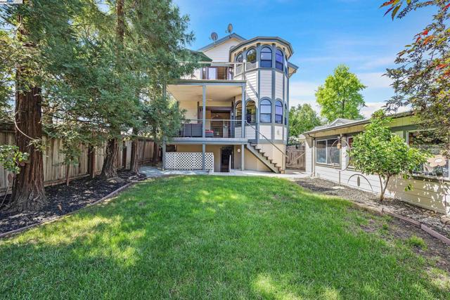 141 Ray St, Pleasanton CA: https://media.crmls.org/mediaz/ca98fb62-4554-4542-a788-45d5778743c8.jpg