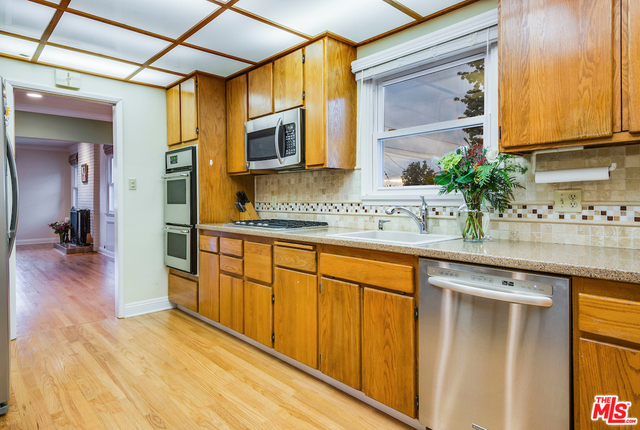 Upgraded kitchen wi oak cabinets, quartz counters and stainle appliances