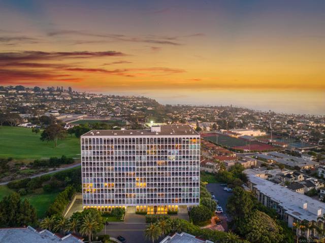 1001 Genter St, La Jolla CA: https://media.crmls.org/mediaz/ca9c587b-c8f5-496b-8d44-1d7bcbf6ff6a.jpg