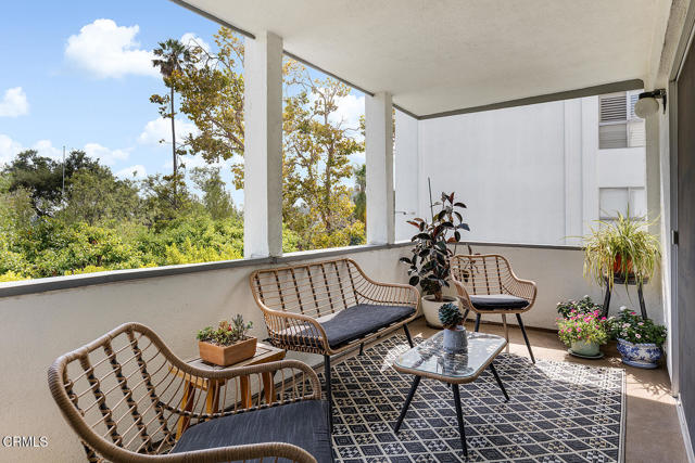 190 Arroyo Terrace, Pasadena CA: https://media.crmls.org/mediaz/ca9df014-ca5c-4dc0-b438-44a412465beb.jpg