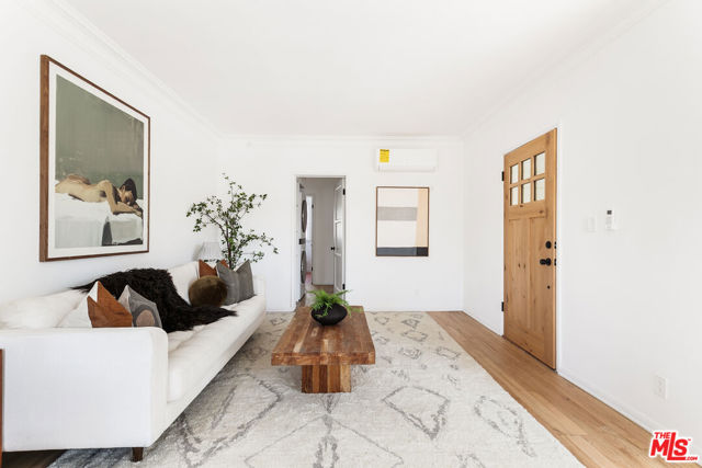 519 1/2 Rose Avenue, Venice CA: https://media.crmls.org/mediaz/ca9e107c-d4ec-4284-a5c5-8cae47f18d65.jpg