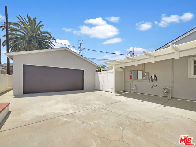 10011 Odessa Avenue, North Hills CA: https://media.crmls.org/mediaz/ca9e474d-1bb3-4a04-bf5c-ef3c1b91ee9a.jpg