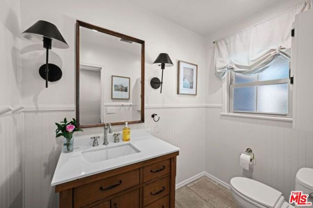 6827 Bianca Avenue, Lake Balboa CA: https://media.crmls.org/mediaz/ca9ee85c-3847-49ed-b7a8-9ea76f4b049c.jpg