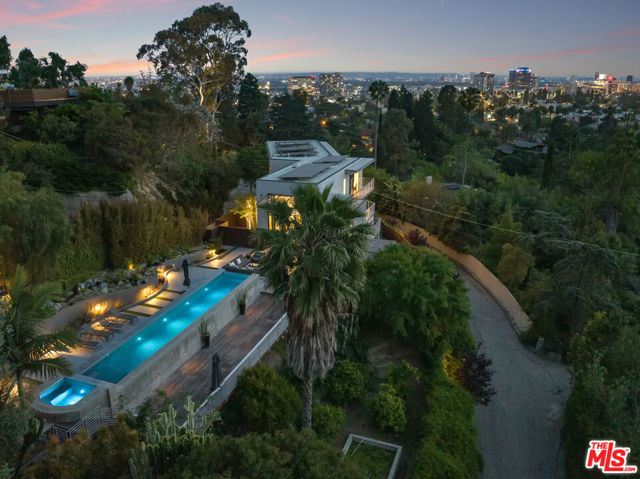 5751 Valley Oak Drive, Los Angeles CA: https://media.crmls.org/mediaz/caa01f87-78af-4e20-822d-fb64d015f49a.jpg