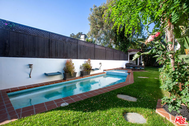 3501 Caribeth Drive, Encino CA: https://media.crmls.org/mediaz/caa0645a-1caf-435f-a5b5-c8b1f4d1c501.jpg