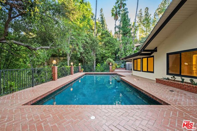 17449 Sumiya Drive, Encino CA: https://media.crmls.org/mediaz/caa084de-7f95-41e0-b9a5-2ee1dd6abf1a.jpg