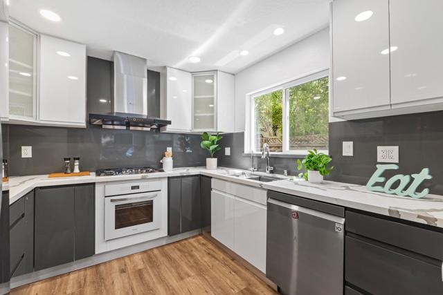 766 Nash Avenue, Menlo Park CA: https://media.crmls.org/mediaz/caa1a397-abf8-412b-9ffb-de9e407fc979.jpg