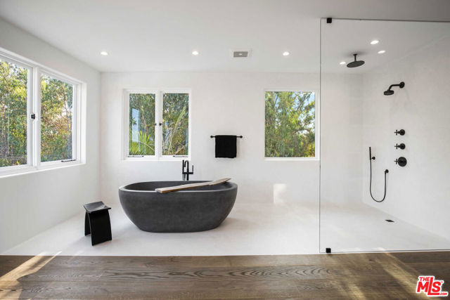 27405 Pacific Coast Highway, Malibu CA: https://media.crmls.org/mediaz/caa1e306-4163-4942-b964-374f61837407.jpg