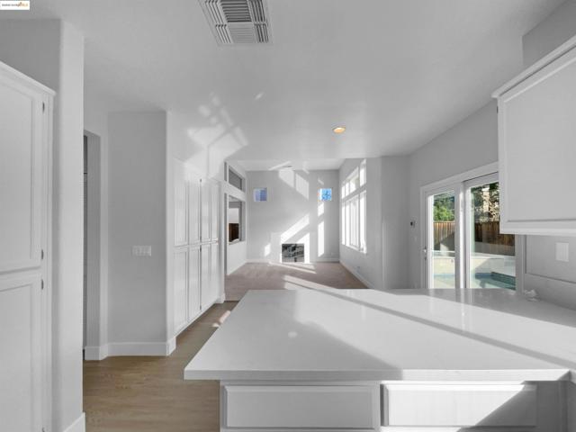 1176 Shadowcliff Ct, Brentwood CA: https://media.crmls.org/mediaz/caa1e555-27e7-4229-892b-7fd9ac64a75f.jpg