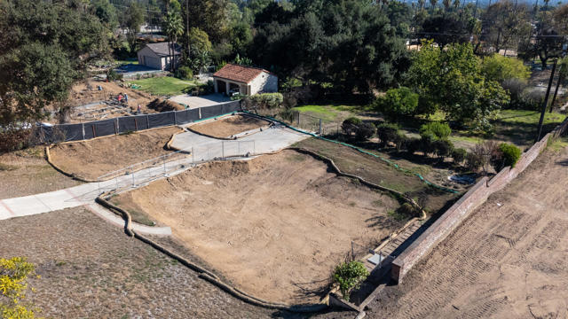 1660 Homewood Drive, Altadena CA: https://media.crmls.org/mediaz/caa288c5-8722-4ff8-b772-b1e933c97451.jpg