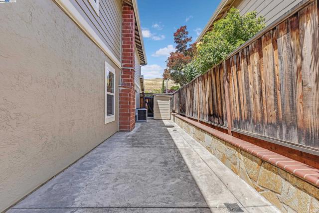 7777 Crossridge Rd, Dublin CA: https://media.crmls.org/mediaz/caa32f7c-5898-41f7-898f-af797b35c8f7.jpg