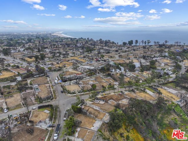 595 Radcliffe Avenue, Pacific Palisades CA: https://media.crmls.org/mediaz/caa3b4c0-19a6-4277-8c28-12478a918bf8.jpg