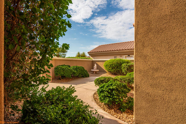 37953 Grand Oaks Avenue, Palm Desert CA: https://media.crmls.org/mediaz/caa5fbd8-d6dd-4178-af6c-cdd0652a992c.jpg