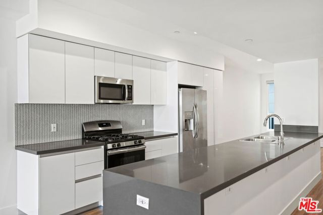 11847 Kiowa, Los Angeles CA: https://media.crmls.org/mediaz/caa6ca48-f235-420d-b188-26d6e2647091.jpg