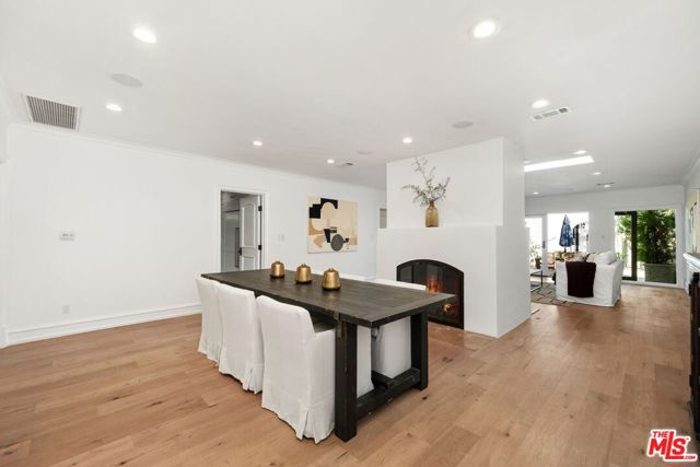 514 N Walden Drive, Beverly Hills CA: https://media.crmls.org/mediaz/caa6ea54-f538-428b-a250-3cfc058a4c00.jpg