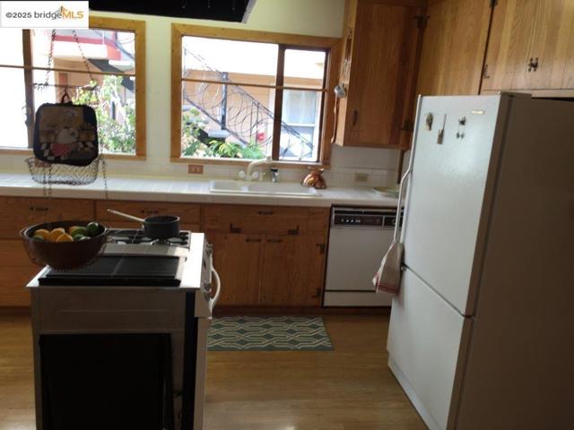 986 Kains Ave, Albany CA: https://media.crmls.org/mediaz/caa71fb7-d9ee-480a-972a-f628d6e8e8c9.jpg