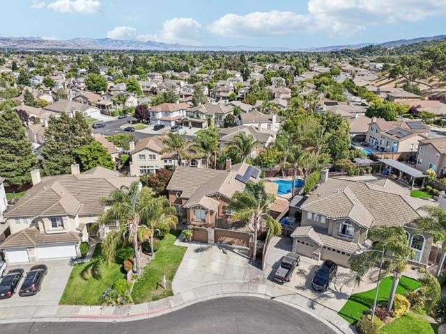 9740 Linnet Court, Gilroy CA: https://media.crmls.org/mediaz/caa85d1e-a2ff-4725-a760-f8e0c77d3071.jpg