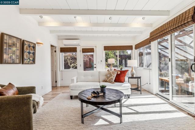 2160 Ridgewood Rd, Alamo CA: https://media.crmls.org/mediaz/caa8ffc5-3fbe-4d18-aa69-5fb70bcbae88.jpg