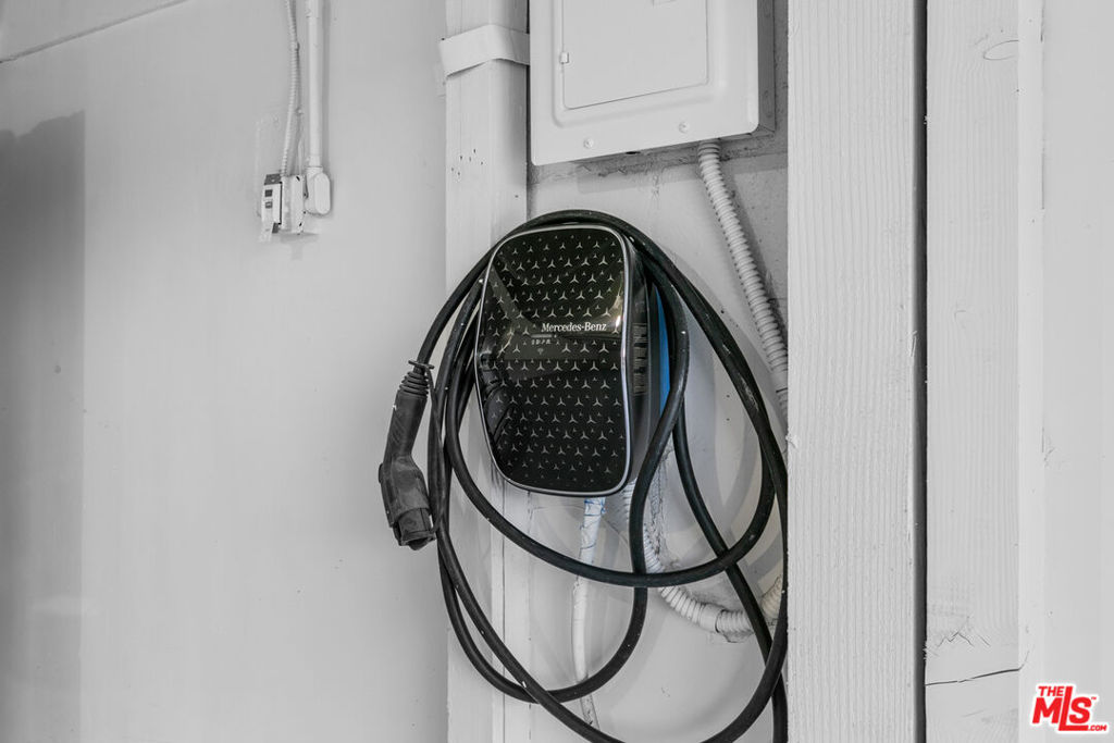 https://media.crmls.org/mediaz/caa9601e-2727-426a-8208-94f85991de66.jpg?preset=X-Large