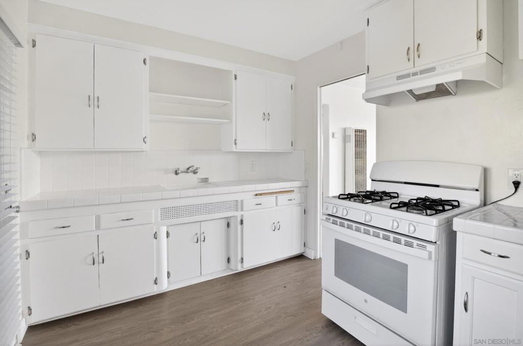 2324 Chatsworth - photo 5