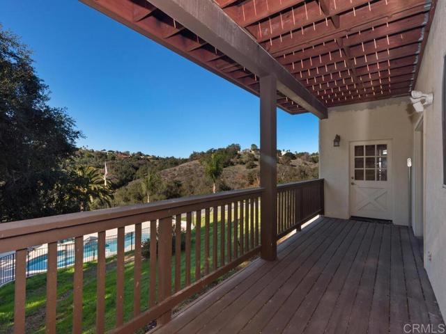 2230 Calle Dos Lomas, Fallbrook CA: https://media.crmls.org/mediaz/caaa00d7-7788-4c6c-ad0b-200434d73952.jpg