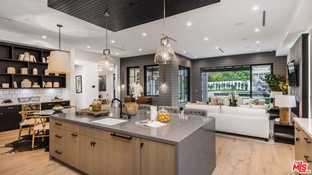 Photo of 19532 Shirley Court, Tarzana, CA 91356