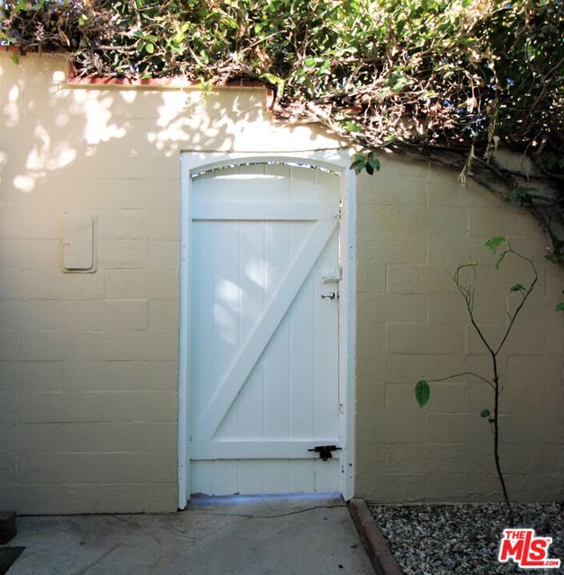 11410 Aqua Vista Street, Studio City CA: https://media.crmls.org/mediaz/caaa81b0-50fa-4497-bef2-5e0073d9e98c.jpg
