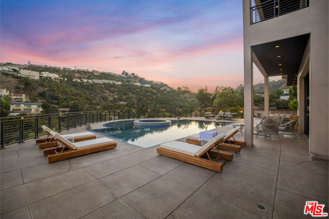 2501 Zorada Drive, Los Angeles CA: https://media.crmls.org/mediaz/caaaa641-761a-487b-94ad-5bbbb05ff782.jpg