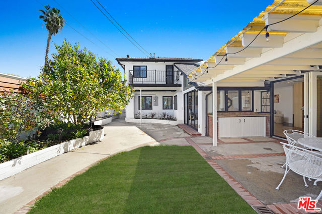 6409 Graves Avenue, Lake Balboa CA: https://media.crmls.org/mediaz/caabe92e-f4d7-480b-bfd1-1dc7cc181d30.jpg