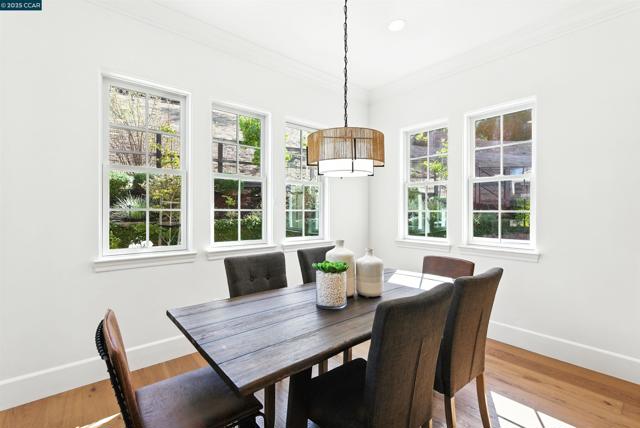 22 W Hill Way, Orinda CA: https://media.crmls.org/mediaz/caac2f33-0fa5-4031-be96-3b14c8bc3be4.jpg