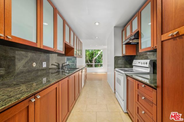 429 N Oakhurst Drive, Beverly Hills CA: https://media.crmls.org/mediaz/caacec4e-3cd4-455c-bb1d-a243c2e2dca7.jpg