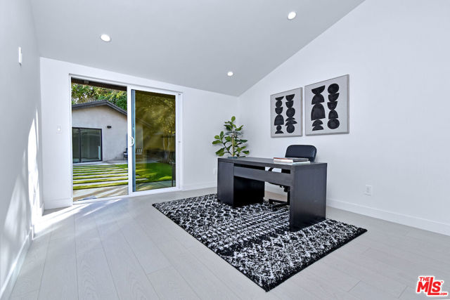 4512 Libbit Avenue, Encino CA: https://media.crmls.org/mediaz/caad7c95-2bce-4f3b-af9d-69fcb6e36fb9.jpg