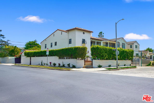 588 N Gower Street, Los Angeles CA: https://media.crmls.org/mediaz/caae43c7-6e12-4891-8c06-30610ec58124.jpg