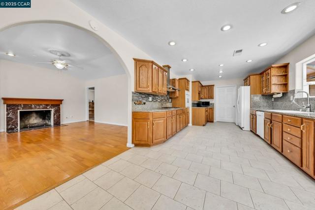 18127 Madison Ave, Castro Valley CA: https://media.crmls.org/mediaz/caae6e13-7ee3-4e36-aa9b-f7b2107a8159.jpg