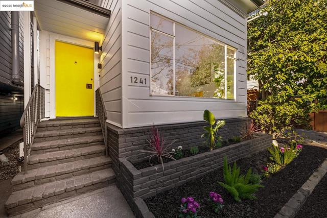 1241 Park Ave, Alameda CA: https://media.crmls.org/mediaz/caaf257f-bd77-4e34-96f4-e5327c9d59f8.jpg